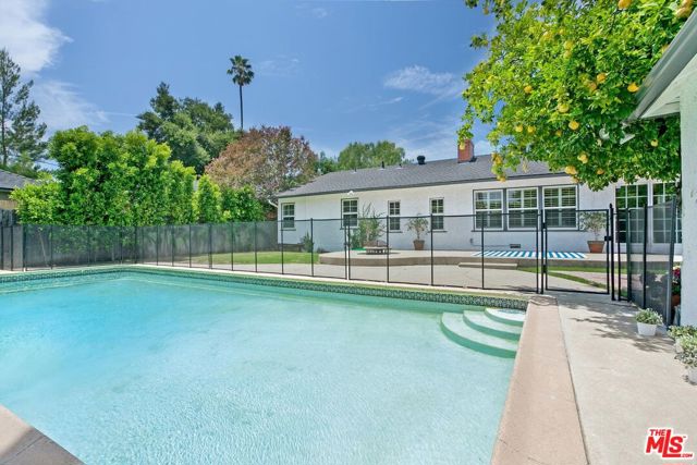 4922 Hayvenhurst Avenue, Encino CA: https://media.crmls.org/mediaz/4c4cd5e3-47c9-49bc-9a48-9ae67f563258.jpg