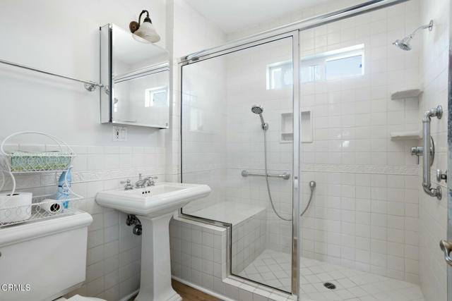 Detail Gallery Image 8 of 16 For 640 E Elmwood Ave, Burbank,  CA 91501 - 2 Beds | 1 Baths