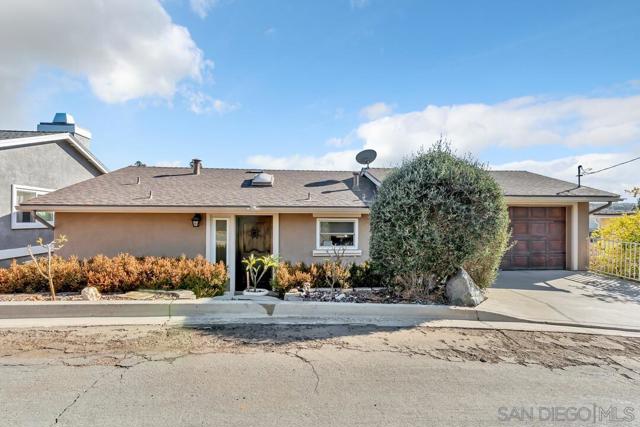 7861 Cimarron Ln, La Mesa CA: https://media.crmls.org/mediaz/4c4ec40c-20aa-4e8f-98dc-bbe8f011580e.jpg