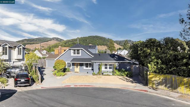 5774 Friar Ct, El Sobrante CA: https://media.crmls.org/mediaz/4c4f5e53-03a5-43e3-9064-c5c9bf8bda59.jpg