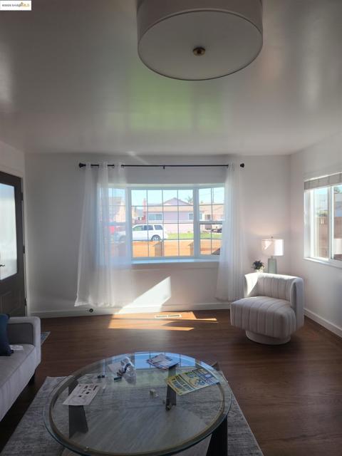 15373 Inverness St, San Leandro CA: https://media.crmls.org/mediaz/4c4fef56-a895-4b27-a7c6-0821fb600b23.jpg