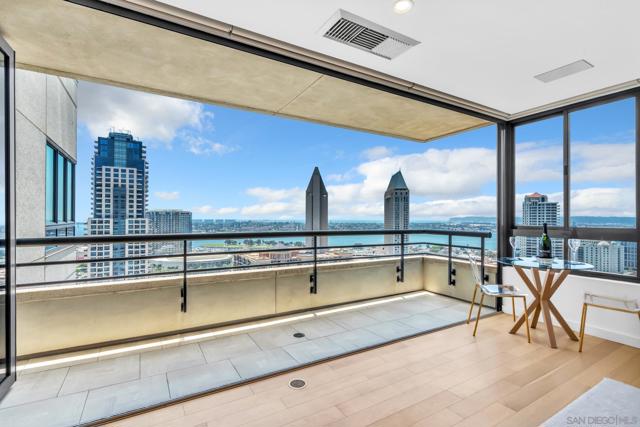 700 Front St, San Diego CA: https://media.crmls.org/mediaz/4c4ff0d4-2a5d-4e8f-a9c1-631d2540a923.jpg