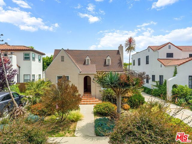 2558 Kelton Avenue, Los Angeles CA: https://media.crmls.org/mediaz/4c4ffa79-26f6-4b92-9e89-e21b8a668e8e.jpg