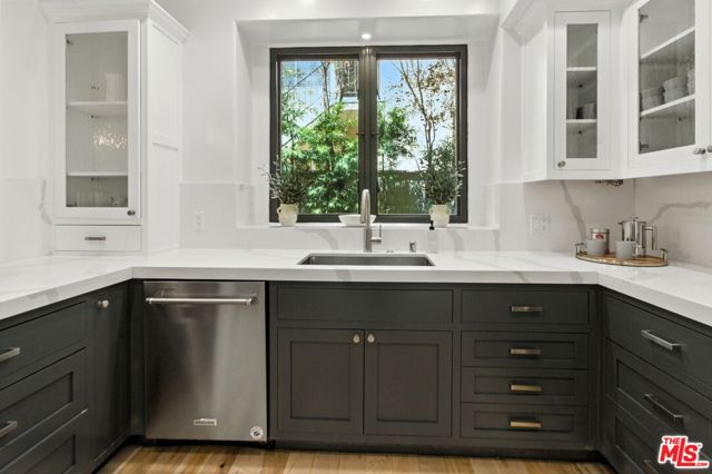 838 16th Street, Santa Monica CA: https://media.crmls.org/mediaz/4c523b22-577e-48a9-8a80-30094fe90236.jpg
