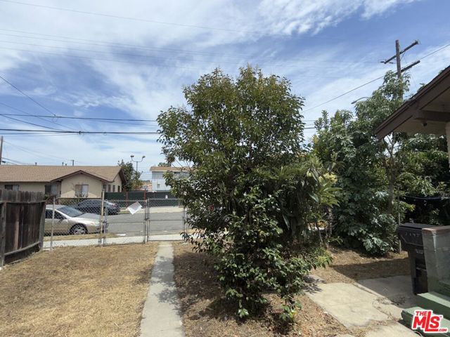 1145 E 10th Street, Long Beach CA: https://media.crmls.org/mediaz/4c53cfbc-b306-4cf0-9c50-9b2cc62a64d9.jpg