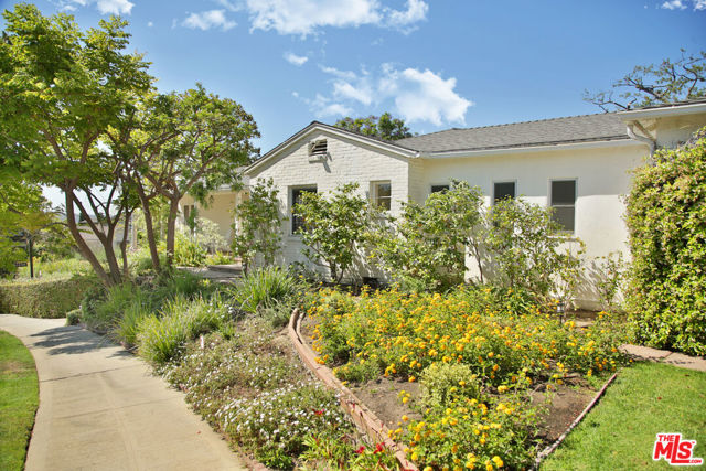 2963 Queensbury Drive, Los Angeles CA: https://media.crmls.org/mediaz/4c544acc-3c9d-4e39-988e-11e520b694ae.jpg