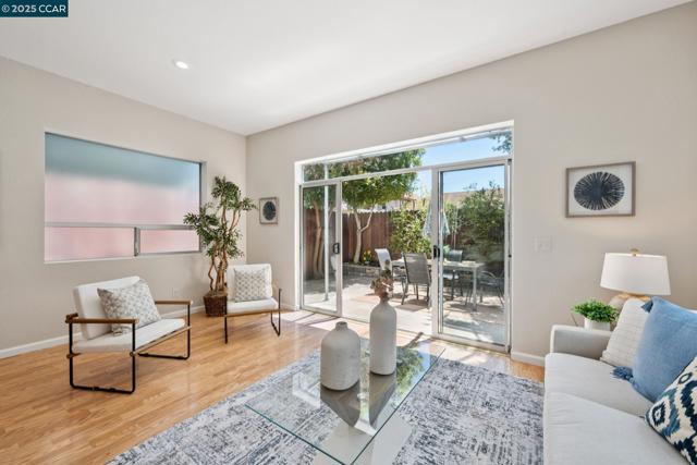 1017 45Th St, Emeryville CA: https://media.crmls.org/mediaz/4c54f870-b555-4727-9fb9-3ec9fa83ec38.jpg