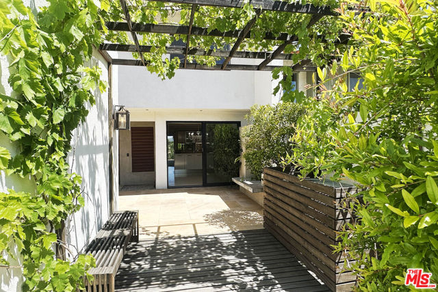2548 Angelo Drive, Los Angeles CA: https://media.crmls.org/mediaz/4c55ed7f-9873-4876-ac0e-0b72145bbe92.jpg