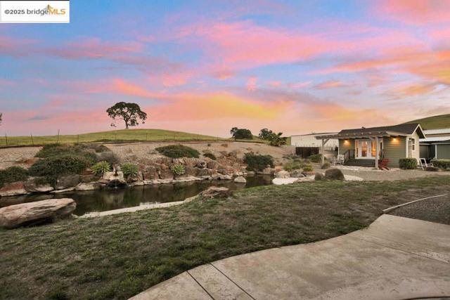 9050 Deer Valley Rd, Brentwood CA: https://media.crmls.org/mediaz/4c567399-1d51-4fce-9515-48c6c141c4b6.jpg