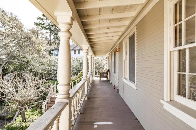 811 Alameda Avenue, Monterey CA: https://media.crmls.org/mediaz/4c56bf08-221f-42e6-8ddd-1db065cb7b9b.jpg