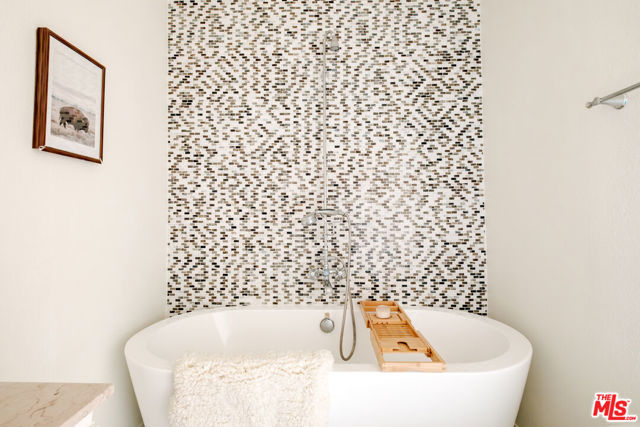 3029 Sequit Drive, Malibu CA: https://media.crmls.org/mediaz/4c56cb8a-8511-40c9-9d11-f3e0606e3d22.jpg