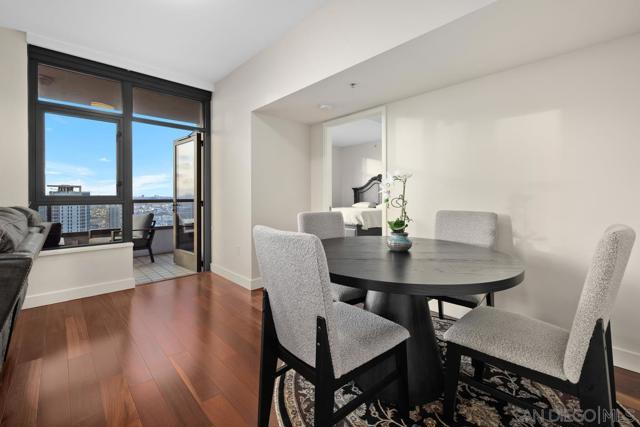 700 W E St, San Diego CA: https://media.crmls.org/mediaz/4c5715c9-dc58-4eb1-8933-c6b8e12aa6a9.jpg
