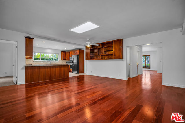2925 Dona Susana Drive, Studio City CA: https://media.crmls.org/mediaz/4c58acc8-4ee8-4c3f-b27d-354994ce10f0.jpg