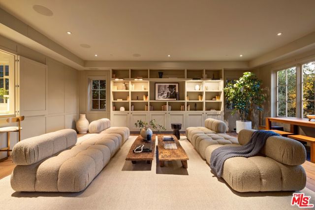 1319 Amalfi Drive, Pacific Palisades CA: https://media.crmls.org/mediaz/4c5a1b28-700b-44a2-8508-9cfffb7913ab.jpg