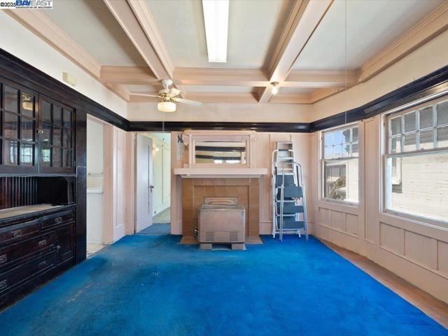 1013 Chestnut St, Oakland CA: https://media.crmls.org/mediaz/4c5ae8ec-85a2-4a9b-89bb-dce529175364.jpg