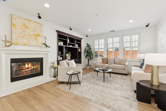 5 Cornelius Sq, Alameda CA: https://media.crmls.org/mediaz/4c5bdb0d-379a-4958-a38d-1b40346b6ef6.jpg