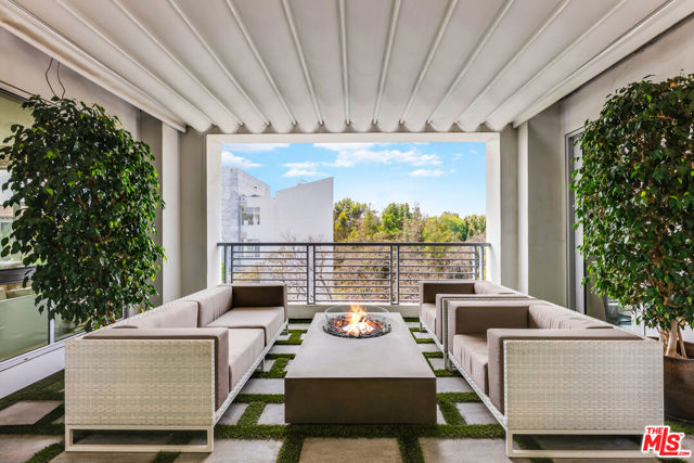 460 N Palm Drive, Beverly Hills CA: https://media.crmls.org/mediaz/4c5be2fb-abed-4102-b9d2-66272a6828fb.jpg