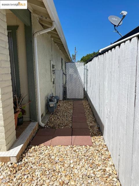 137 El Dorado Dr, Pittsburg CA: https://media.crmls.org/mediaz/4c5e9f62-4d14-4a0f-8dd6-c321dce3bee8.jpg