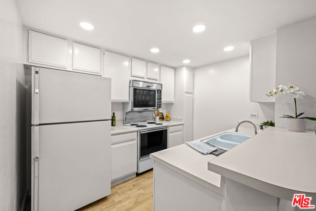 10535 Wilshire Boulevard, Los Angeles CA: https://media.crmls.org/mediaz/4c605006-ff7b-4897-aade-78c64361036d.jpg