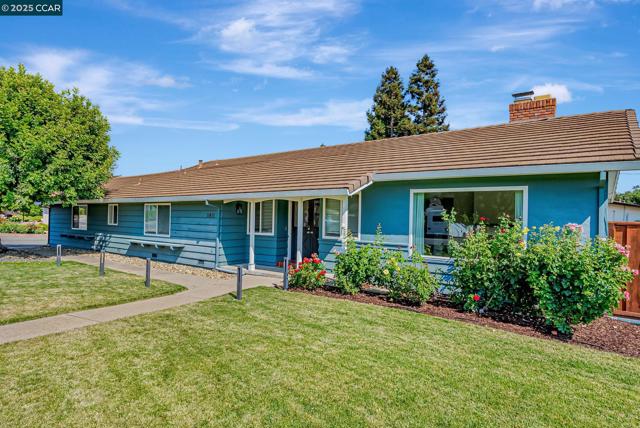 5891 Caulfield Dr, Clayton CA: https://media.crmls.org/mediaz/4c607a6b-9eef-4ea9-b95c-a71ae1ca28fb.jpg