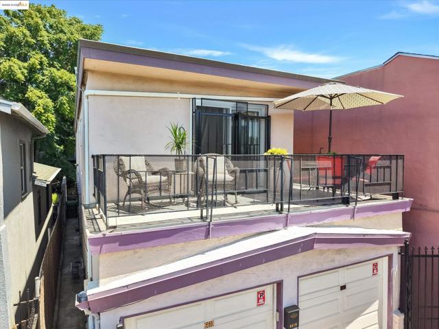 6610 Bancroft Avenue, Oakland CA: https://media.crmls.org/mediaz/4c61d736-e0f7-473b-8cbb-d36e94927f38.jpg