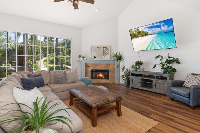 2034 Ridgecrest Place, Escondido CA: https://media.crmls.org/mediaz/4c624936-247d-4c4c-b8c3-059fdaba12f3.jpg