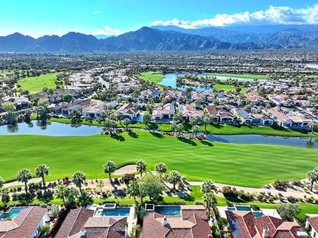 75757 Via Stia, Indian Wells CA: https://media.crmls.org/mediaz/4c62fcff-181d-43b5-a1fb-144b39be8990.jpg