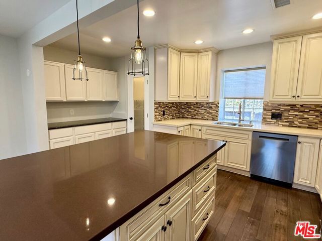 5379 Yolanda Avenue, Tarzana CA: https://media.crmls.org/mediaz/4c6398e3-37e4-4a25-a748-b17ff4d3cbe0.jpg