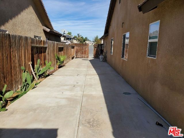 527 Shady Meadow Court, Bakersfield CA: https://media.crmls.org/mediaz/4c63ab23-049f-44c0-80f6-7179570ba77b.jpg