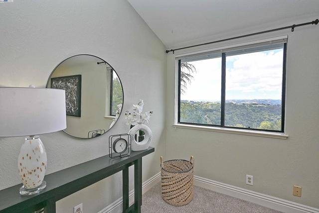 6525 Bellhurst Ln, Castro Valley CA: https://media.crmls.org/mediaz/4c648c62-e922-444c-8dd1-dff9b3e50f7e.jpg