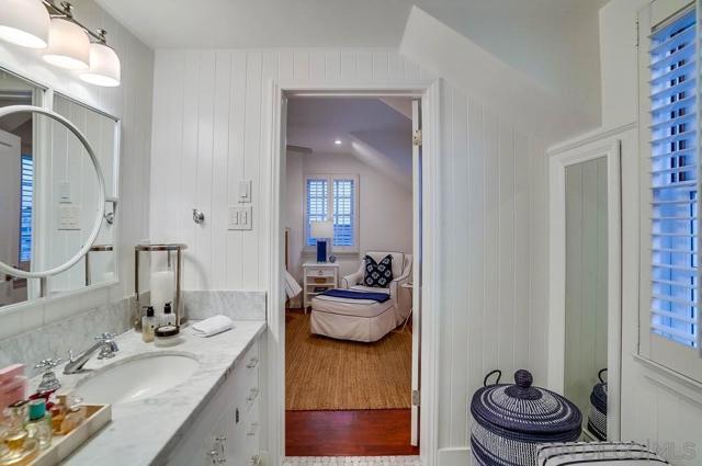 75 Corinthian Walk, Long Beach CA: https://media.crmls.org/mediaz/4c65834d-585f-49d1-bd09-3609496fdecb.jpg