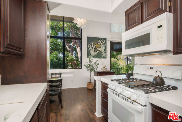 8114 Manitoba Street, Playa del Rey CA: https://media.crmls.org/mediaz/4c66a3ef-1982-459a-a50d-91254480cccd.jpg