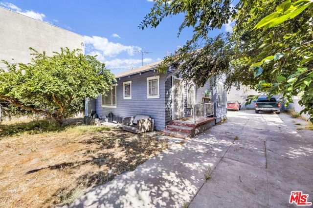 1215 W 39th Place, Los Angeles CA: https://media.crmls.org/mediaz/4c66f4a3-989e-4eac-860c-e09b9648f6fe.jpg