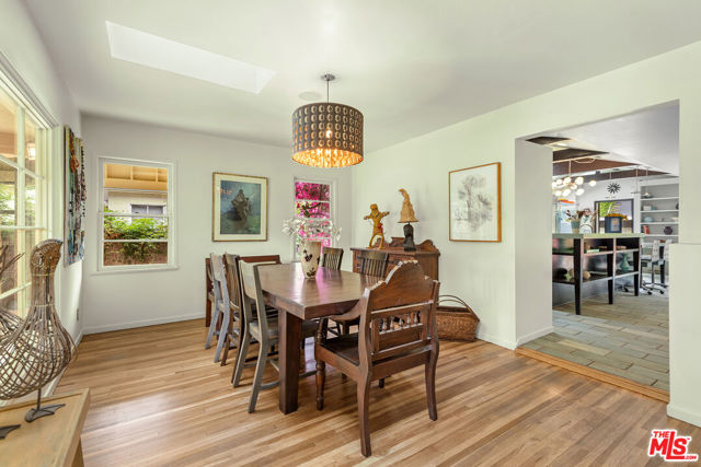 3761 Ashwood Avenue, Los Angeles CA: https://media.crmls.org/mediaz/4c670445-67fa-4bd1-b15a-afacca7b29bc.jpg