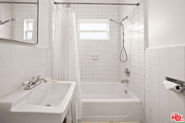 236 S 5th Avenue, Venice CA: https://media.crmls.org/mediaz/4c677859-34b6-4871-bcf5-8efe5e057f23.jpg
