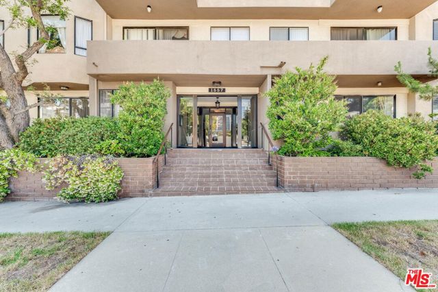 Image 35 of 38 For 1557 Beverly Glen Boulevard 203