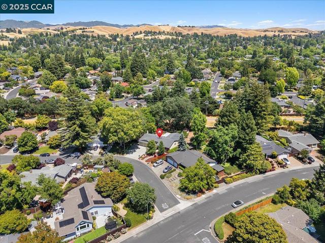 115 Saint Jean Ct, Danville CA: https://media.crmls.org/mediaz/4c67932a-3a76-4d59-acc6-d9803d965d94.jpg