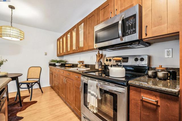 950 Shorepoint Ct, Alameda CA: https://media.crmls.org/mediaz/4c67a43e-5a48-4cf0-b7fc-9cbc92e6a98d.jpg