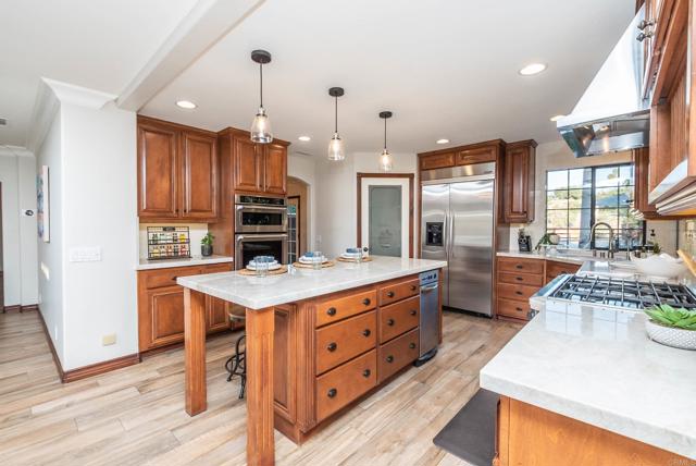 Detail Gallery Image 7 of 21 For 1210 Cypress Dr, Vista,  CA 92084 - 5 Beds | 4 Baths