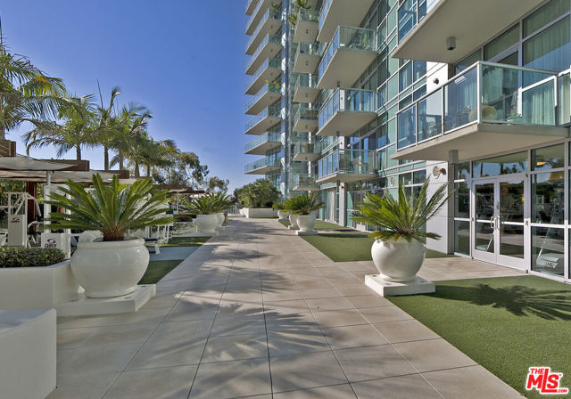 13700 Marina Pointe Drive, Marina del Rey CA: https://media.crmls.org/mediaz/4c688660-bd94-462a-b548-ccbb6b1931d2.jpg