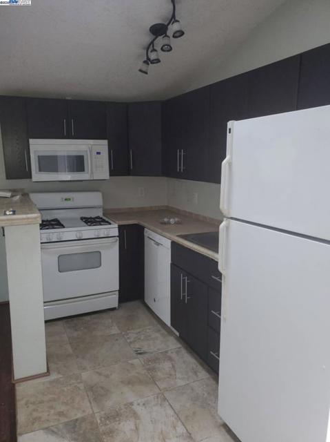 1706 Fairview St, Berkeley CA: https://media.crmls.org/mediaz/4c688914-e33e-4ae6-a545-d4931537eada.jpg
