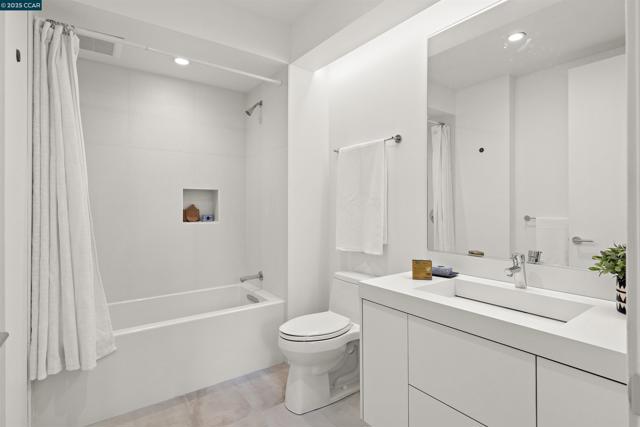 58 Vernon St, Oakland CA: https://media.crmls.org/mediaz/4c6a01d9-5abf-45cf-b838-d18cd17f25fe.jpg