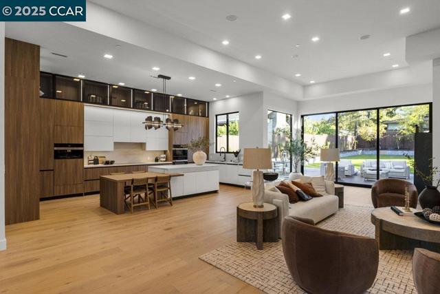 720 Laurel Dr, Walnut Creek CA: https://media.crmls.org/mediaz/4c6a2676-7979-429d-8593-52c67dfa16ab.jpg