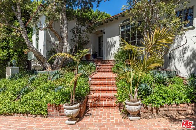 1136 N Doheny Drive, Los Angeles CA: https://media.crmls.org/mediaz/4c6aec08-bc0a-4895-a89a-5525a59a2b24.jpg