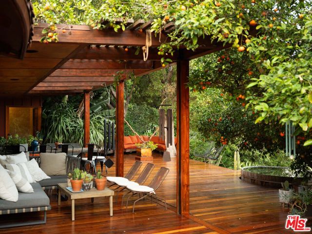 10018 Reevesbury Drive, Beverly Hills CA: https://media.crmls.org/mediaz/4c6b2fc2-ab92-448a-a8dc-bdf997498f4d.jpg