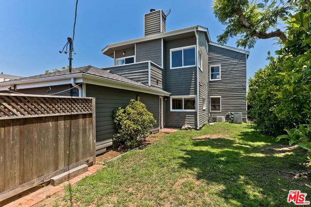 3201 Maplewood Avenue, Los Angeles CA: https://media.crmls.org/mediaz/4c6b427c-28cc-45cd-9f21-20765eea5053.jpg