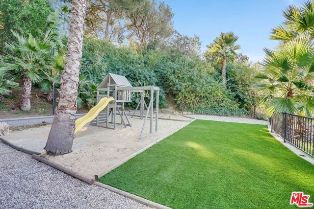 15851 Mulholland Place, Los Angeles CA: https://media.crmls.org/mediaz/4c6bdf66-d882-46f4-977e-3daa0db93fd9.jpg