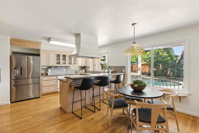41 Regent Place, Palo Alto CA: https://media.crmls.org/mediaz/4c6c06d9-35e8-4461-8047-8febcca53973.jpg