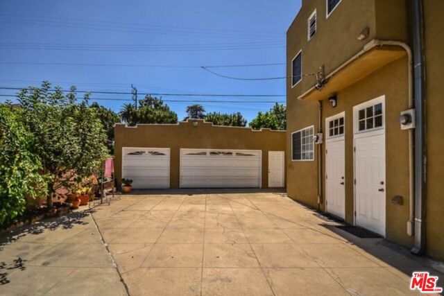 4418 Victoria Park Place, Los Angeles CA: https://media.crmls.org/mediaz/4c6c3d6c-ec51-497a-9fe5-bc6bec8c072a.jpg