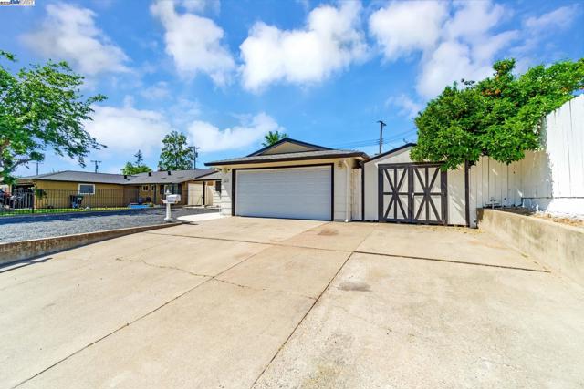 6013 Green Glen Way, Sacramento CA: https://media.crmls.org/mediaz/4c6cf565-96a6-4e39-a01b-c24cc8d865c5.jpg